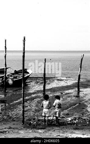 Progetto documentario, 'il Golfo dell'Oblivion' 2005-2007..Un progetto documentario sulla popolazione povera che vive nelle isole del Golfo di Guayaquil. I bambini passano il loro tempo al bordo delle acque. Ecuador. Foto Stock