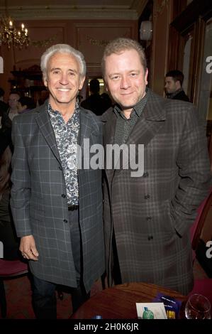 Tony Christie e Jon Culshaw partecipano alla serata di apertura del 'Million Dollar Quartet' al Noel Coward Theatre di Londra Foto Stock