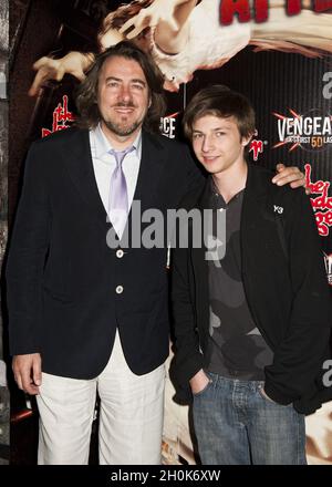 Jonathan Ross e il figlio Harvey Kirby all'apertura di 'Vengeance' il primo giro laser 5D del Regno Unito, a London Dungeons, Londra, 26 maggio 2011. Foto Stock