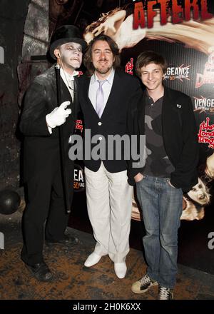 Jonathan Ross e il figlio Harvey Kirby all'apertura di 'Vengeance' il primo giro laser 5D del Regno Unito, a London Dungeons, Londra, 26 maggio 2011. Foto Stock