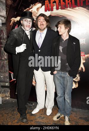 Jonathan Ross e il figlio Harvey Kirby all'apertura di 'Vengeance' il primo giro laser 5D del Regno Unito, a London Dungeons, Londra, 26 maggio 2011. Foto Stock