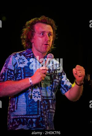 Milton Jones si esibisce al Camp Bestival presso il Castello di Lulworth il 29 luglio 2011 a Dorset. Foto Stock