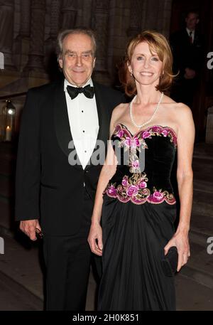 Jane Asher e Gerald Scarfe arrivano alla "Chain of Hope Ball", il Museo di Storia Naturale di Londra, il 10 novembre 2011. Foto Stock