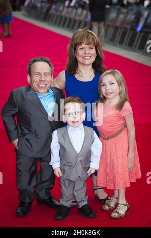 Warwick Davis e la famiglia arrivano alla Grande inaugurazione dei Warner Brothers - The Making of Harry Potter Studio Tour, Leavesden Studios, Leavesden Foto Stock