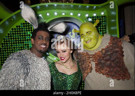 Richard Blackwood che gioca a Donkey, Kimberley Walsh che gioca a Princess Fiona e Dean Chisnall che suona Shrek al Musical 1 Year Anniversary Family Fete al Drury Lane Theatre di Londra Foto Stock