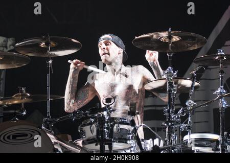 Travis Barker di Blink 182 si esibisce sul palco alla O2 Arena di Londra. Foto Stock