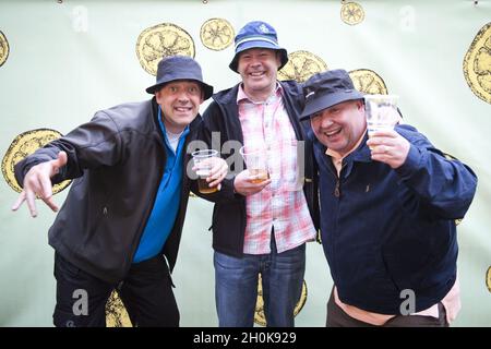 Tifosi durante il concerto di Stone Roses all'Heaton Park, ***USO EDITORIALE SOLO RIGOROSAMENTE NON MERCHANDISING*** Foto Stock
