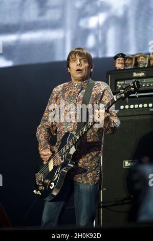 Gary Mounfield of the Stone Roses si esibisce sul palco di Heaton Park, ***USO EDITORIALE SOLO RIGOROSAMENTE NON MERCHANDISING*** Foto Stock