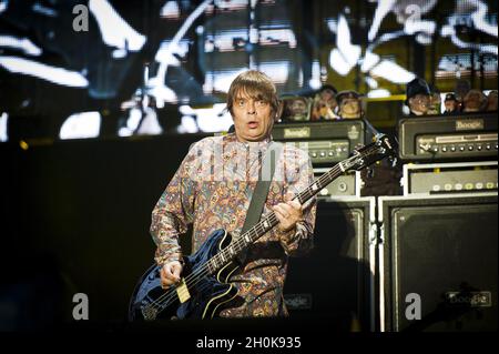 Gary Mounfield of the Stone Roses si esibisce sul palco di Heaton Park, ***USO EDITORIALE SOLO RIGOROSAMENTE NON MERCHANDISING*** Foto Stock