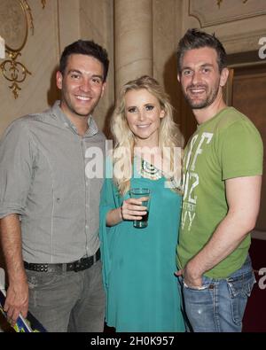 Kevin Sacre, Carley Stenson e Glen Wallace partecipano a Shrek The Musical cast change Photocall, Londra Foto Stock