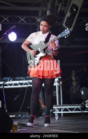 Lianne la Havas si esibisce sul palco al Camp Bestival 2012 presso il Castello di Lulworth a Dorset. Foto Stock