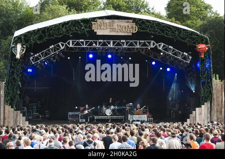 Anna Calvi si esibisce dal vivo sul palco al Festival 'End of the Road' - Larmer Tree Gardens, Dorset Foto Stock