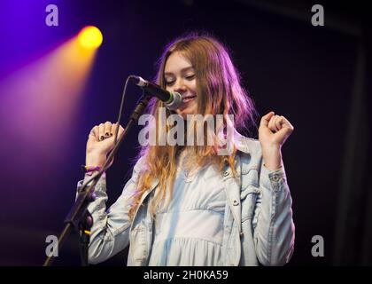 Johanna Soderberg del kit di pronto soccorso si esibisce dal vivo sul palco al Festival "End of the Road" - Larmer Tree Gardens, Dorset Foto Stock