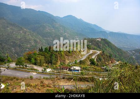 Completa U girare strada della National Highway 717, passando attraverso Lava, Kalimpong, India Foto Stock