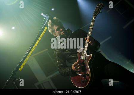 Kyle Cook di Matchbox Twenty si esibisce presso la Roundhouse nel centro di Londra, come parte dell'iTunes Festival 2012. Foto Stock