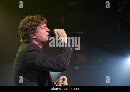 Rob Thomas di Matchbox Twenty si esibisce presso la Roundhouse nel centro di Londra, come parte dell'iTunes Festival 2012. Foto Stock