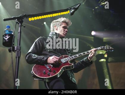 Kyle Cook di Matchbox Twenty si esibisce presso la Roundhouse nel centro di Londra, come parte dell'iTunes Festival 2012. Foto Stock