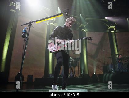 Kyle Cook di Matchbox Twenty si esibisce presso la Roundhouse nel centro di Londra, come parte dell'iTunes Festival 2012. Foto Stock