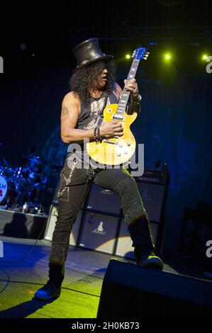Slash suona dal vivo sul palco, O2 Academy, Brixton, Londra Foto Stock