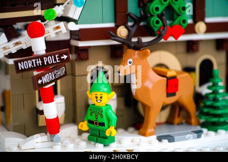 Tambov, Federazione Russa - 17 gennaio 2021 Lego compleanno ragazza  minififigura con lollipop, regali e palloncini contro la piastra di base  grigia con li natale Foto stock - Alamy