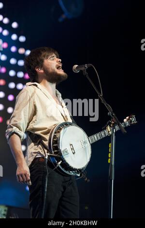 Il 'Country' Winston Marshall di Mumford and Sons si esibisce dal vivo presso la O2 Arena di Londra Foto Stock