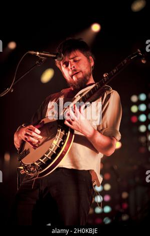 Il 'Country' Winston Marshall di Mumford and Sons si esibisce dal vivo presso la O2 Arena di Londra Foto Stock