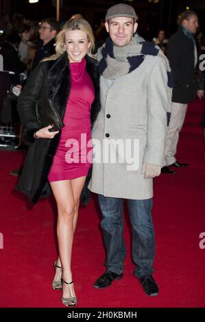 Martin Lewis e Lara Lewington arrivano alla Premiere di Arbitrage, Odeon West End, Leicester Squre, Londra Foto Stock