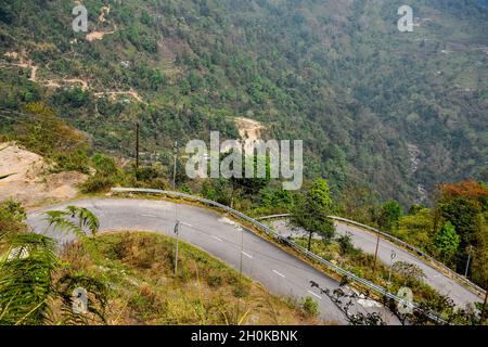 Completa U girare strada della National Highway 717, passando attraverso Lava, Kalimpong, India Foto Stock