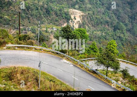 Completa U girare strada della National Highway 717, passando attraverso Lava, Kalimpong, India Foto Stock