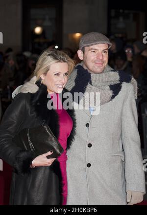 Martin Lewis e Lara Lewington arrivano alla Premiere di Arbitrage, Odeon West End, Leicester Squre, Londra Foto Stock