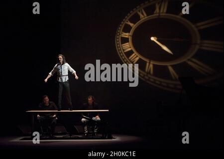 Juan Manuel Fernandez Montoya 'Farraquito' suona Abolengo, come parte del Festival di flamenco di Londra al Sadler's Wells. Foto Stock