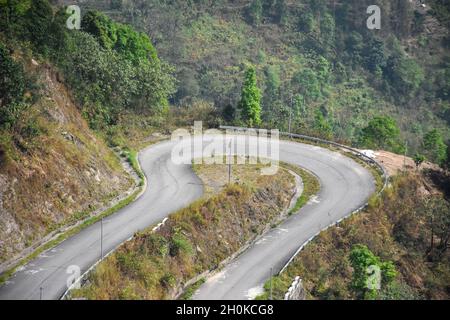 Completa U girare strada della National Highway 717, passando attraverso Lava, Kalimpong, India Foto Stock