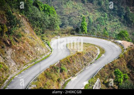 Completa U girare strada della National Highway 717, passando attraverso Lava, Kalimpong, India Foto Stock