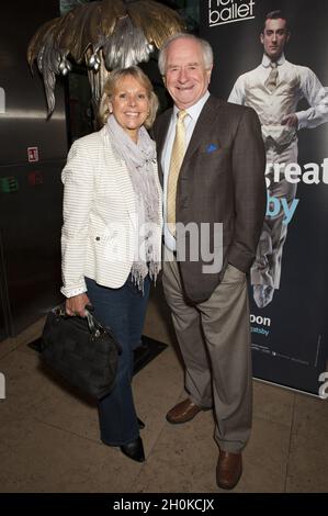 Johnny Ball e la moglie di partecipano alla serata di apertura del Balletto Settentrionale The Great Gatsby al Sadler's Wells - Londra Foto Stock