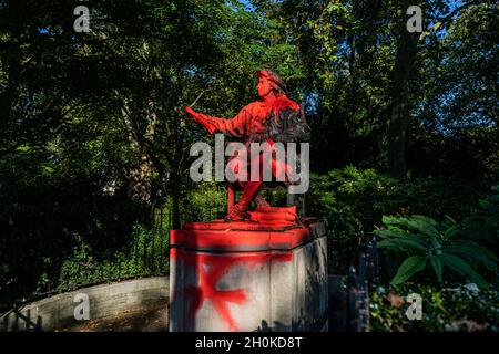 BELGRAVE SQUARE LONDRA, REGNO UNITO. 13 Ott 2021. La statua di Cristoforo Colombo nella Belgrave Square di Londra era ricoperta di vernice rossa e una croce era apposta martedì sulla sua iscrizione per i suoi legami con il razzismo e il colonialismo nell'anniversario del giorno in cui arrivò in America. La statua dell'esploratore italiano Cristoforo Colombo è stata progettata dallo scultore Tomas Banuelos per commemorare il 500° anniversario della spedizione di Colombo nel nuovo mondo ed è un dono del popolo spagnolo..Credit: amer Ghazzal/Alamy Live News Foto Stock