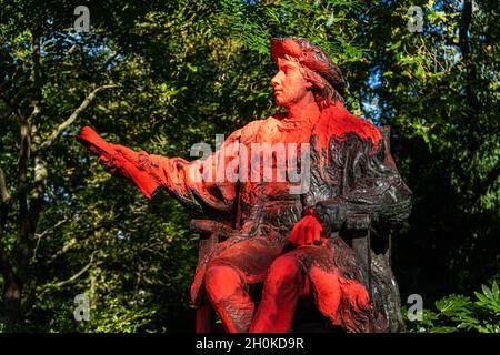 BELGRAVE SQUARE LONDRA, REGNO UNITO. 13 Ott 2021. La statua di Cristoforo Colombo nella Belgrave Square di Londra era ricoperta di vernice rossa e una croce era apposta martedì sulla sua iscrizione per i suoi legami con il razzismo e il colonialismo nell'anniversario del giorno in cui arrivò in America. La statua dell'esploratore italiano Cristoforo Colombo è stata progettata dallo scultore Tomas Banuelos per commemorare il 500° anniversario della spedizione di Colombo nel nuovo mondo ed è un dono del popolo spagnolo..Credit: amer Ghazzal/Alamy Live News Foto Stock