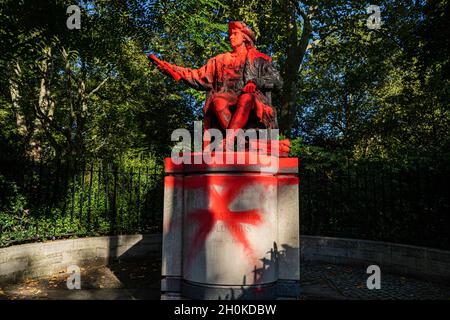 BELGRAVE SQUARE LONDRA, REGNO UNITO. 13 Ott 2021. La statua di Cristoforo Colombo nella Belgrave Square di Londra era ricoperta di vernice rossa e una croce era apposta martedì sulla sua iscrizione per i suoi legami con il razzismo e il colonialismo nell'anniversario del giorno in cui arrivò in America. La statua dell'esploratore italiano Cristoforo Colombo è stata progettata dallo scultore Tomas Banuelos per commemorare il 500° anniversario della spedizione di Colombo nel nuovo mondo ed è un dono del popolo spagnolo..Credit: amer Ghazzal/Alamy Live News Foto Stock