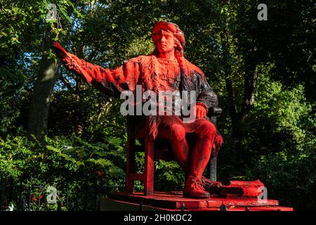 BELGRAVE SQUARE LONDRA, REGNO UNITO. 13 Ott 2021. La statua di Cristoforo Colombo nella Belgrave Square di Londra era ricoperta di vernice rossa e una croce era apposta martedì sulla sua iscrizione per i suoi legami con il razzismo e il colonialismo nell'anniversario del giorno in cui arrivò in America. La statua dell'esploratore italiano Cristoforo Colombo è stata progettata dallo scultore Tomas Banuelos per commemorare il 500° anniversario della spedizione di Colombo nel nuovo mondo ed è un dono del popolo spagnolo..Credit: amer Ghazzal/Alamy Live News Foto Stock