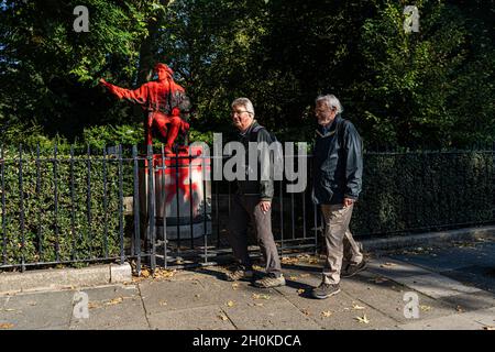 BELGRAVE SQUARE LONDRA, REGNO UNITO. 13 Ott 2021. La statua di Cristoforo Colombo nella Belgrave Square di Londra era ricoperta di vernice rossa e una croce era apposta martedì sulla sua iscrizione per i suoi legami con il razzismo e il colonialismo nell'anniversario del giorno in cui arrivò in America. La statua dell'esploratore italiano Cristoforo Colombo è stata progettata dallo scultore Tomas Banuelos per commemorare il 500° anniversario della spedizione di Colombo nel nuovo mondo ed è un dono del popolo spagnolo..Credit: amer Ghazzal/Alamy Live News Foto Stock