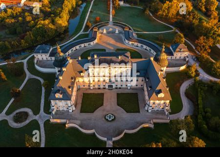 Splendida vista panoramica aerea del famoso Palazzo l'Huillier-Coburg di Edelény, il settimo palazzo più grande dell'Ungheria. Foto Stock