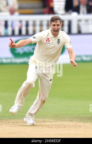 Chris Woakes, in Inghilterra, celebra il lancio del cazzo di Hardik Pandya indiano Foto Stock