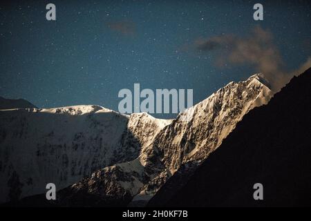 Vista notturna su montagne di Akkem Valley in Altai Montagne parco naturale, frazioni di montagna di Belukha Foto Stock