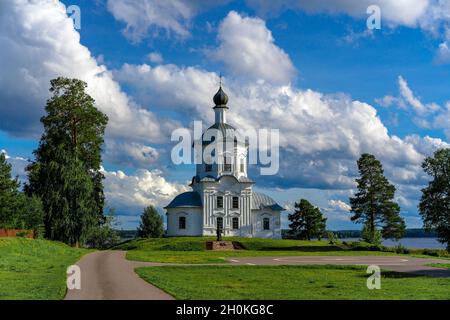 Chiesa dell Esaltazione della Santa Croce nel deserto del Nilo. Nilo-Stolobenskaya Pustyn. È situato sulla Stolobny isola nel Lago Seliger. Regione di Tver, Foto Stock