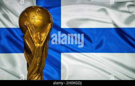 6 ottobre 2021, Helsinki, Finlandia. Coppa del mondo FIFA sullo sfondo della bandiera della Finlandia. Foto Stock