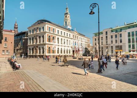 Riga, Lettonia - 30 aprile 2018: La cupola di Rigas è l'edificio governativo della città di riga, situato sulla piazza del municipio nella città vecchia. Foto Stock