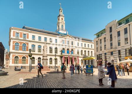 Riga, Lettonia - 30 aprile 2018: La cupola di Rigas è l'edificio governativo della città di riga, situato sulla piazza del municipio nella città vecchia. Foto Stock