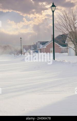 Strade non arate dopo una bufera in un quartiere suburbano del Nord America. Foto Stock