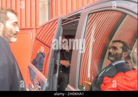 Riunione del Consiglio federale nella Verkehrshaus di Lucerna il 13.10.21 con molte persone con un certificato. Foto Stock