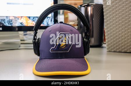 9 settembre 2021 Mosca, Russia. Berretto con logo della squadra di basket Los Angeles Lakers. Foto Stock