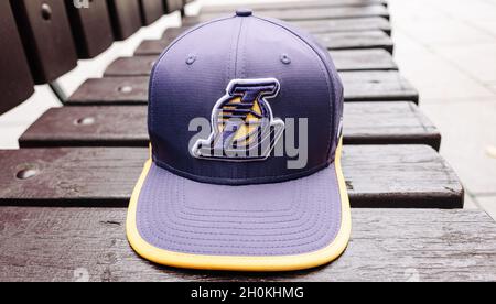 9 settembre 2021 Mosca, Russia. Berretto con logo della squadra di basket Los Angeles Lakers. Foto Stock